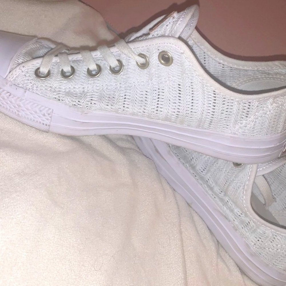 Women's Converse Shoes (Size 8.5)